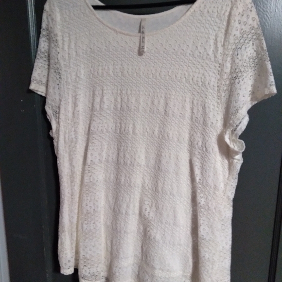 𝅺LEO & NICOLE WOMENS WHITE SHORT SLEEVE TOP. SIZE 2X - Picture 2 of 4